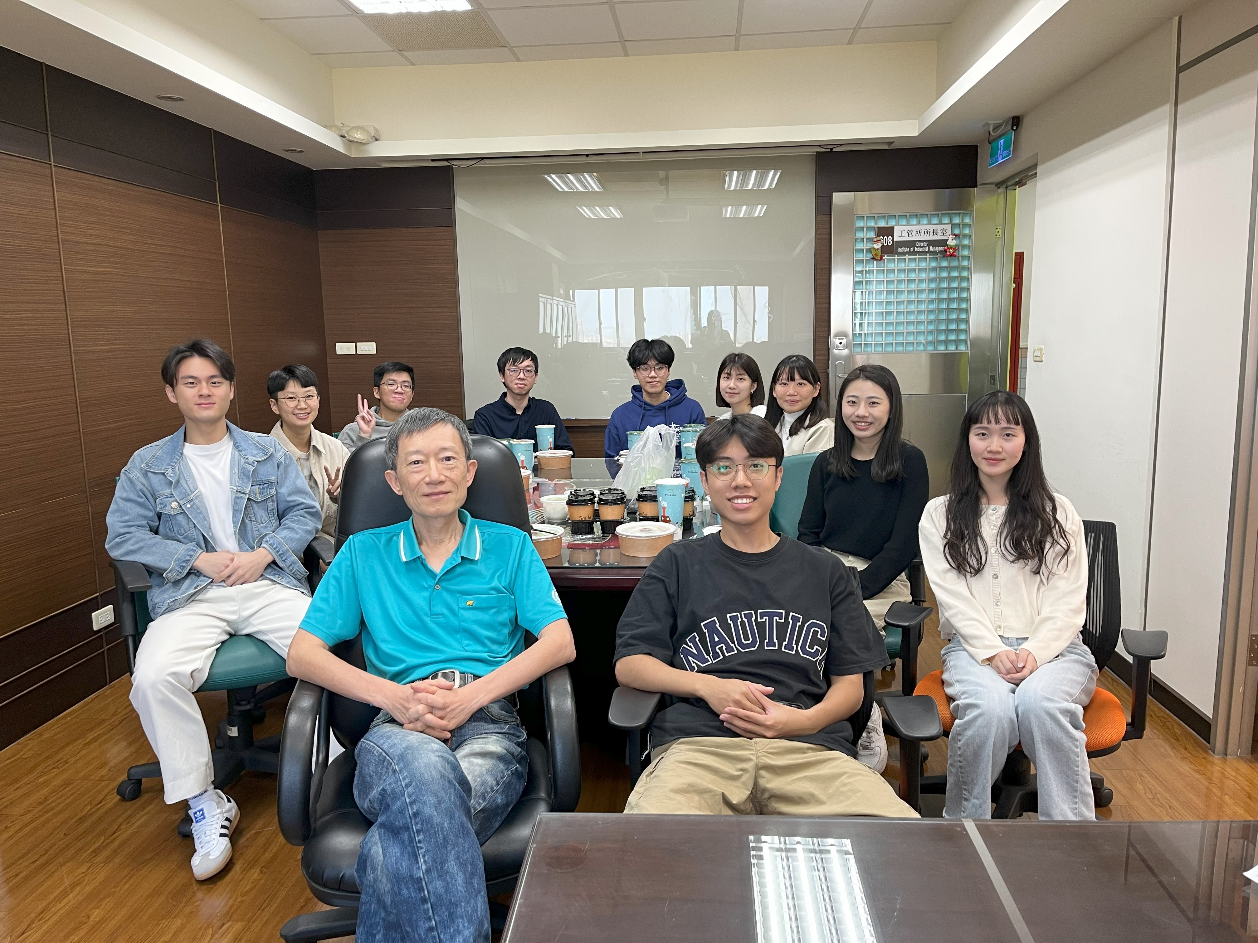 王啟泰老師和同學的導生聚照片